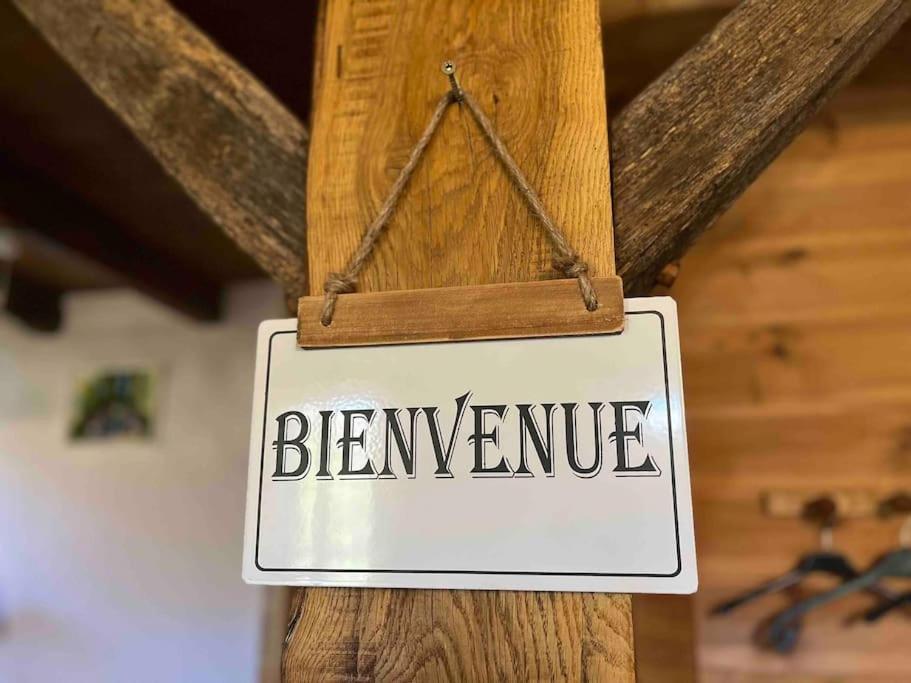 Gite A La Ferme Au Coeur De L'Auvergne Saint-Hippolyte  Exterior foto