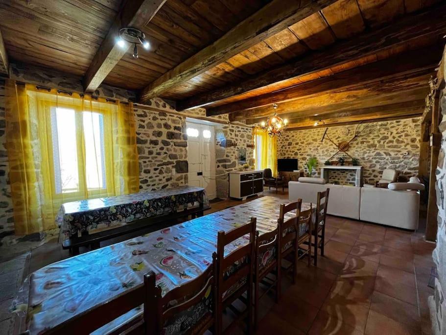 Gite A La Ferme Au Coeur De L'Auvergne Saint-Hippolyte  Exterior foto