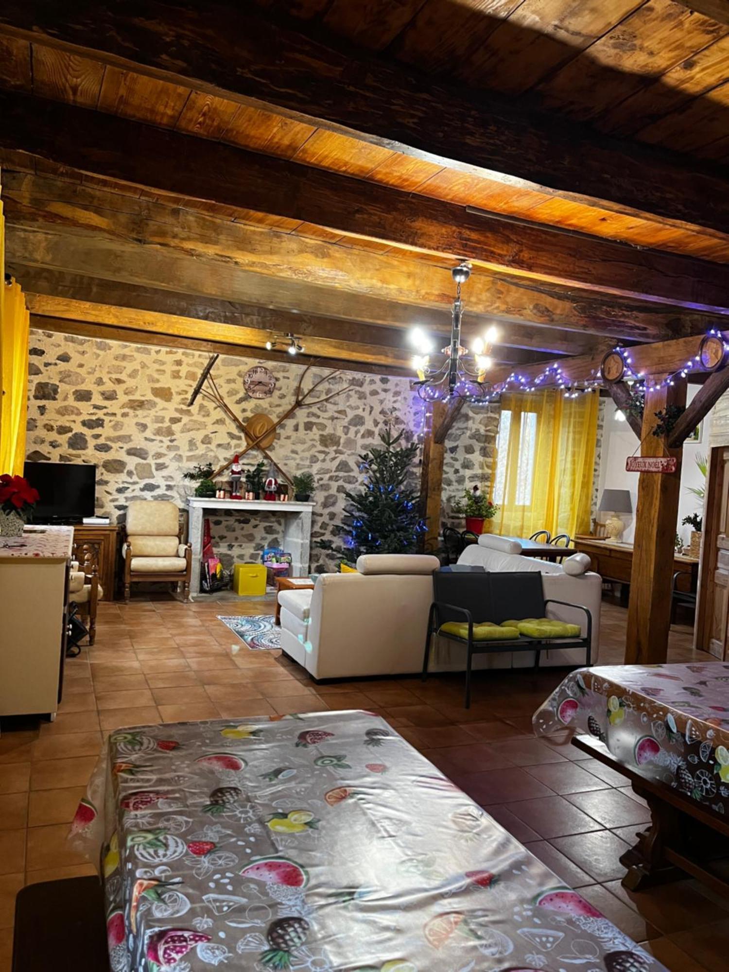 Gite A La Ferme Au Coeur De L'Auvergne Saint-Hippolyte  Exterior foto