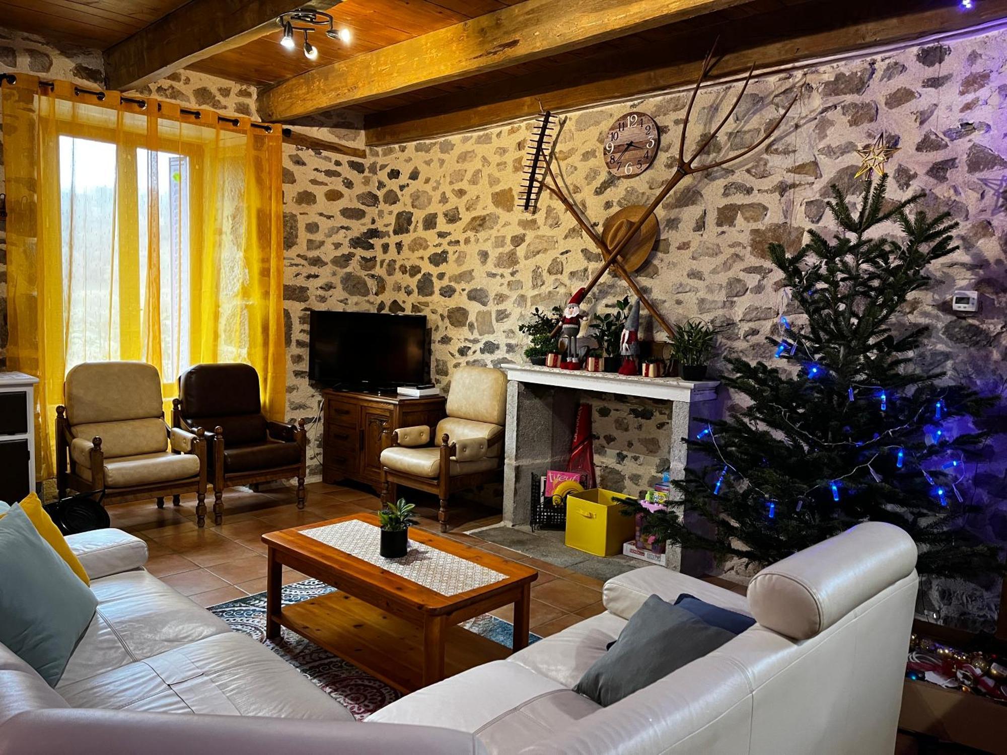 Gite A La Ferme Au Coeur De L'Auvergne Saint-Hippolyte  Exterior foto